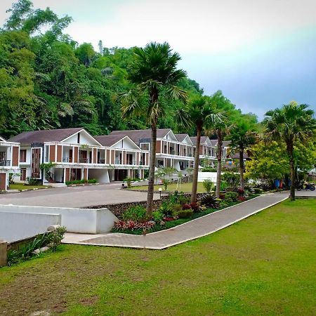 Zuri Resort Cipanas Puncak Buitenkant foto