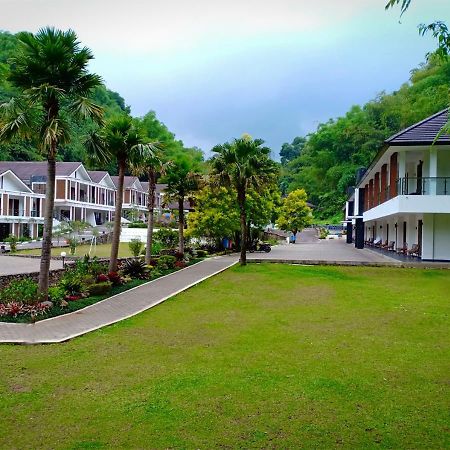 Zuri Resort Cipanas Puncak Buitenkant foto