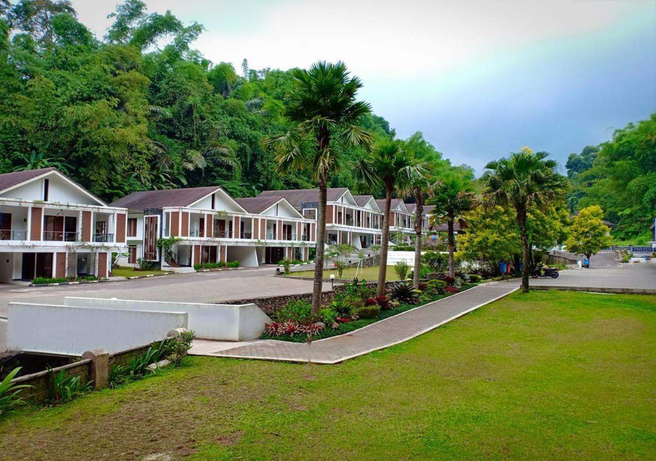 Zuri Resort Cipanas Puncak Buitenkant foto