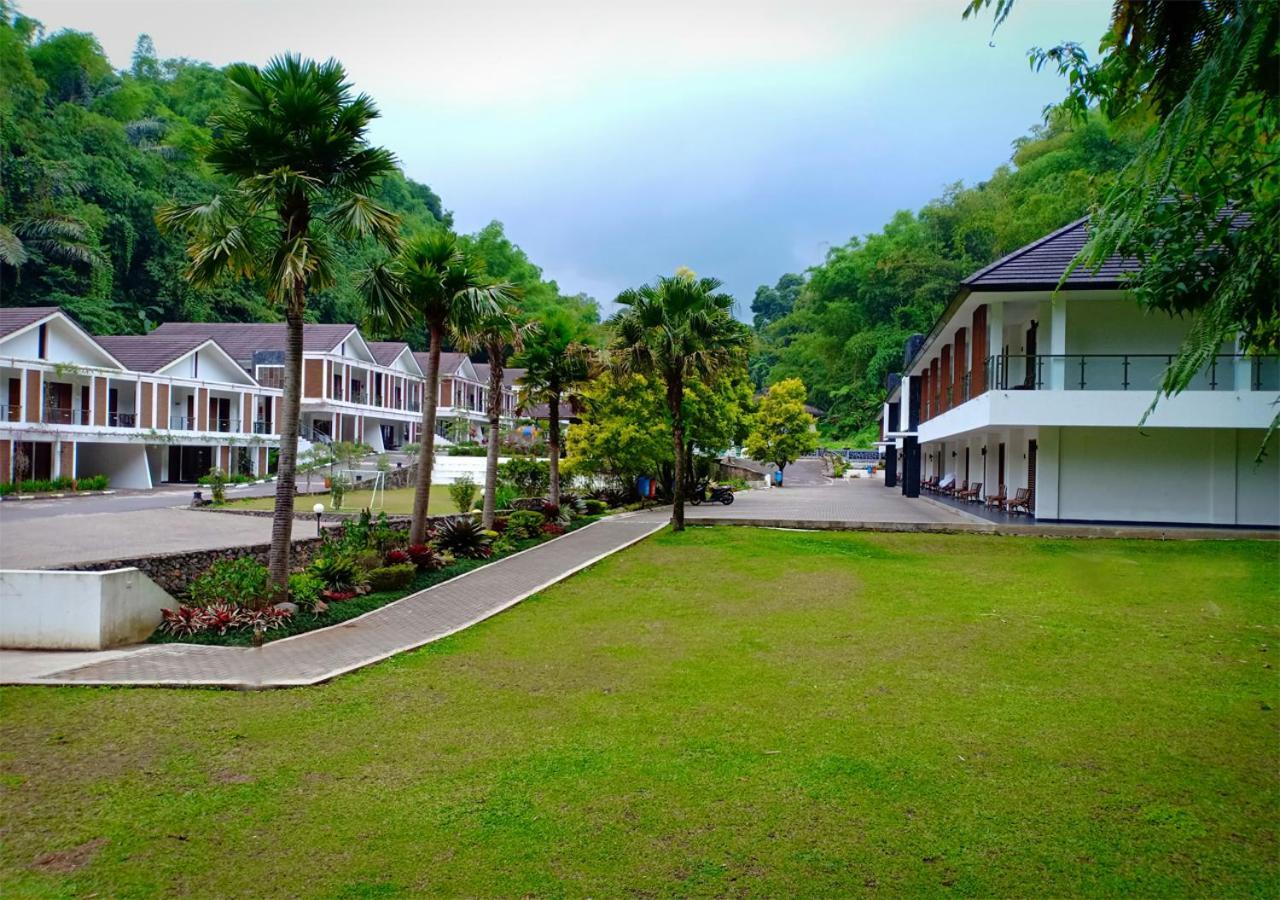 Zuri Resort Cipanas Puncak Buitenkant foto