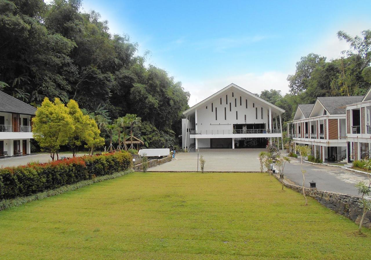 Zuri Resort Cipanas Puncak Buitenkant foto