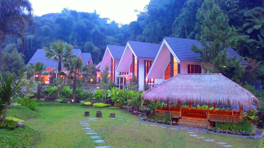 Zuri Resort Cipanas Puncak Buitenkant foto